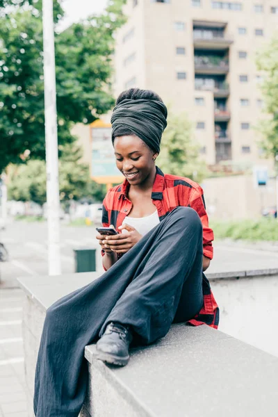 Vrouw buiten met smartphone — Stockfoto