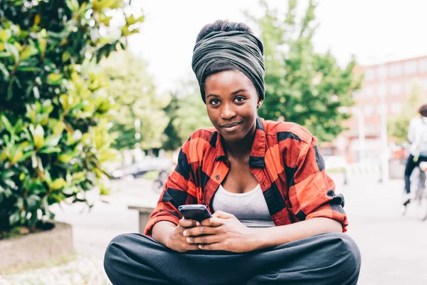 Kvinna med hjälp av smartphone — Stockfoto