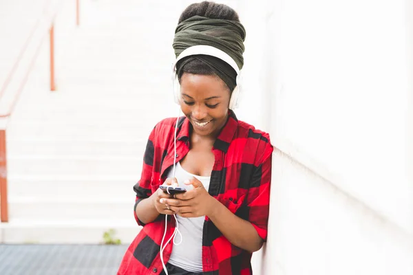 Mujer escuchando música — Foto de Stock