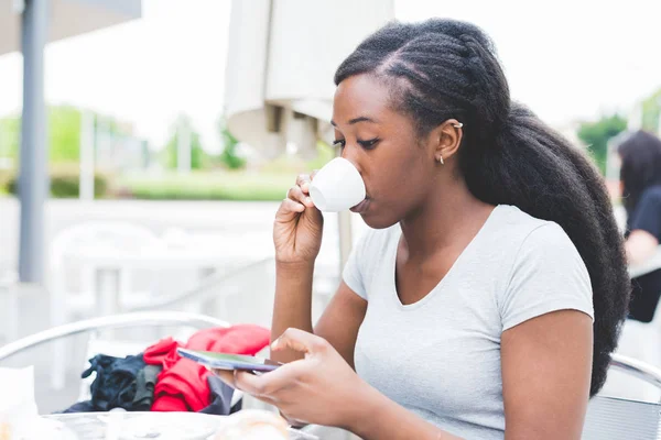 Mujer tomando una taza de café — Foto de Stock