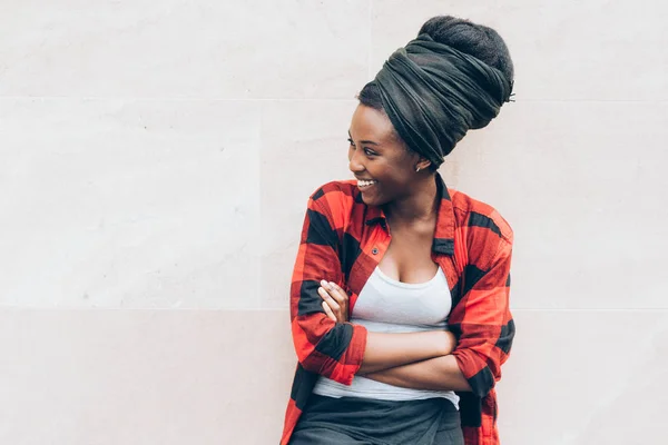 Чорна жінка на відкритому повітрі в місті — стокове фото