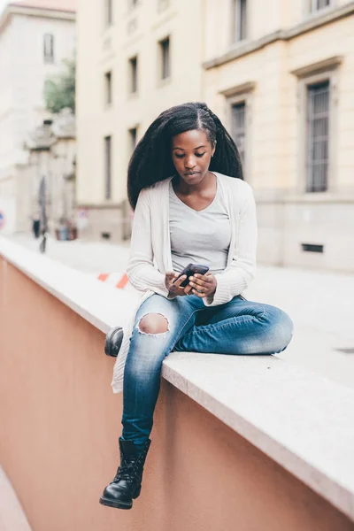 Mujer en la ciudad usando smartphone — Foto de Stock