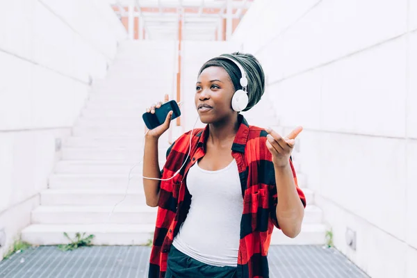 Kvinna lyssna musik med hörlurar — Stockfoto