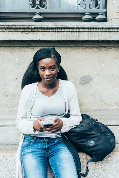 Vrouw buiten in stad met smartphone — Stockfoto