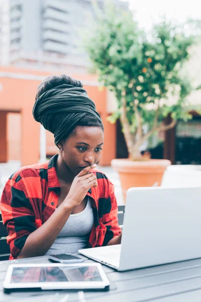 Mujer sentada usando computadora — Foto de Stock