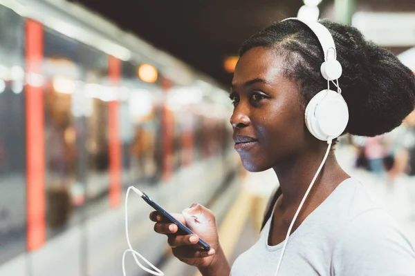 Vrouw op metro reizen, muziek luisteren — Stockfoto