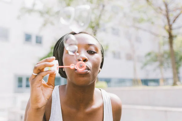 Mujer jugando con jabón de burbujas — Foto de Stock