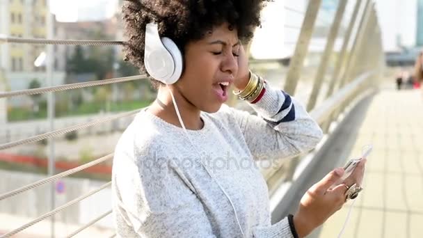 Nő hallgató zene és az éneklés — Stock videók