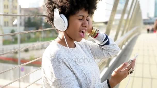 Mujer escuchando música y cantando — Vídeos de Stock