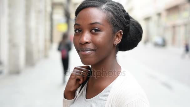 Schwarze Frau im Freien in der Stadt — Stockvideo
