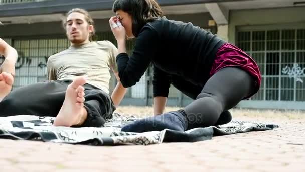 Amigos entrenando al aire libre en la ciudad — Vídeo de stock