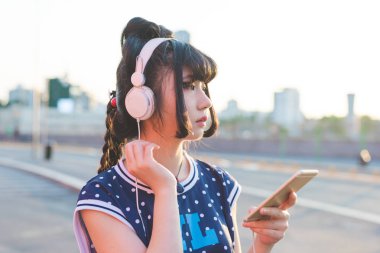 Asyalı kadın müzik dinleme