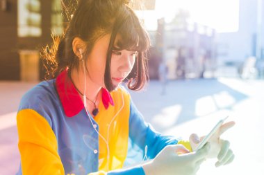 akıllı telefon kullanan Asya kadın