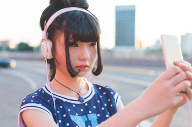 Asyalı kadın alarak selfie