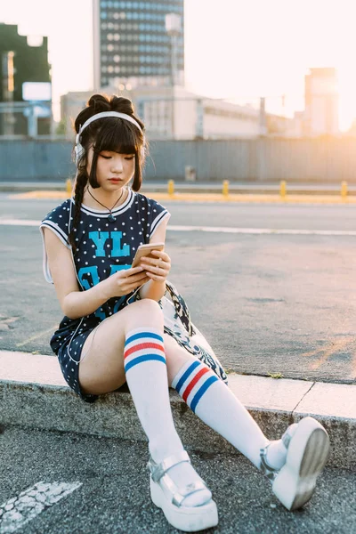 Asian woman listening music — Stock Photo, Image