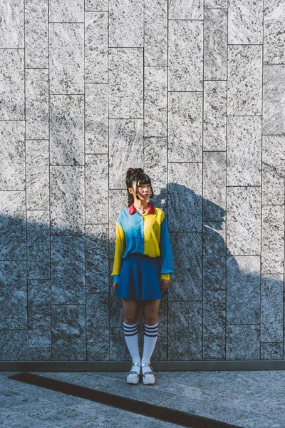 Aziatische vrouw poseren buiten — Stockfoto