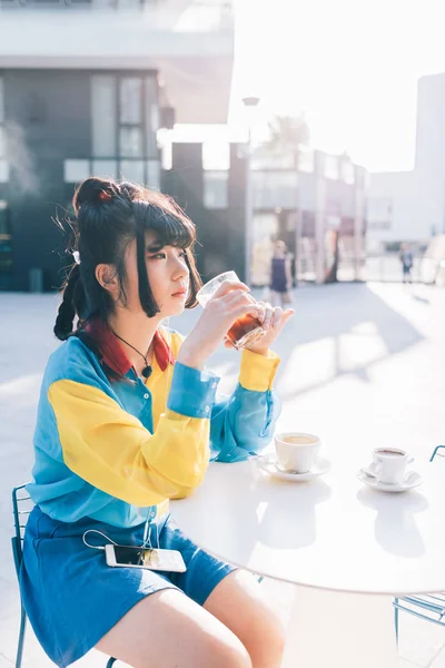 Asian woman outdoor in bar — Stock Photo, Image