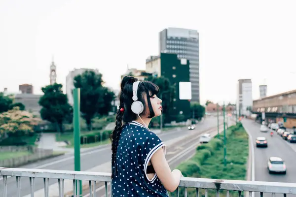 Asiatisk kvinna lyssnar musik — Stockfoto