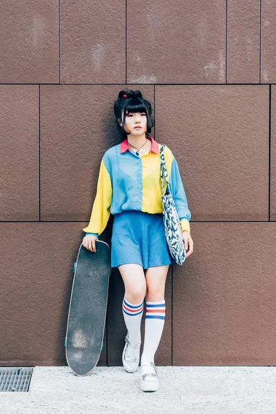 Aziatische vrouw schaatser poseren — Stockfoto
