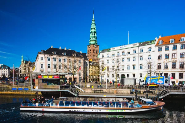 Autobús turístico y barco turístico en el puente Nyhavn — Foto de Stock