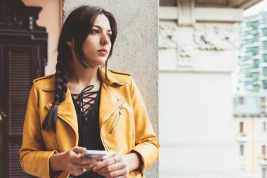 Smartphone kullanarak balkonda eğilerek kadın 