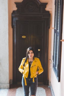 Kameraya bakan kadın.