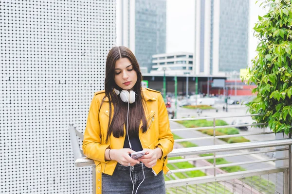 Vrouw luisteren muziek met hoofdtelefoon — Stockfoto