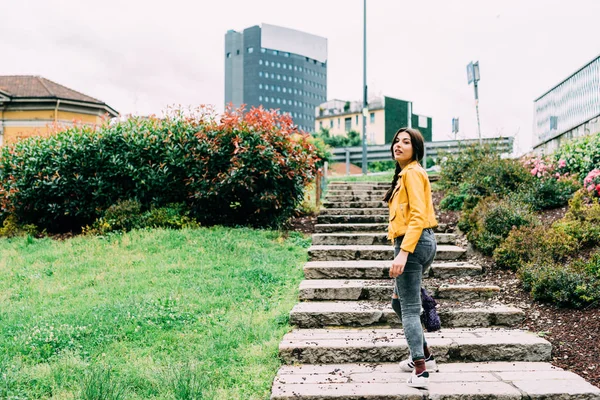 Vrouw buiten lopen in de stad — Stockfoto