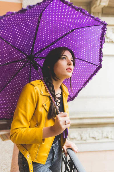 Kobieta spaceru, trzymającego parasolkę — Zdjęcie stockowe