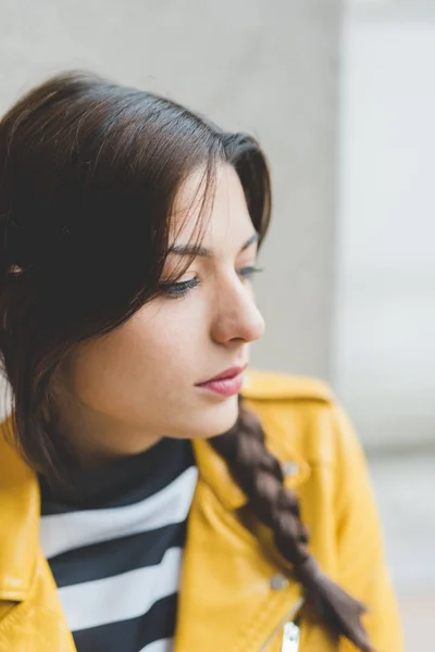 Capelli castani donna pensoso — Foto Stock