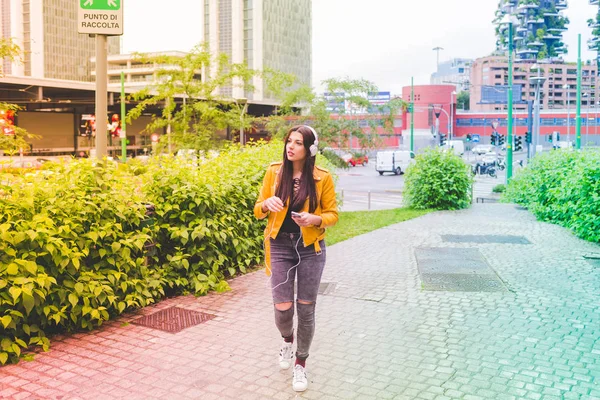 Mujer escuchando música con auriculares — Foto de Stock