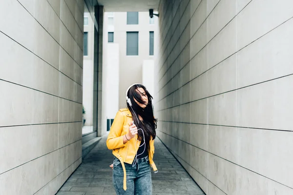 Frau hört Musik mit Kopfhörern — Stockfoto