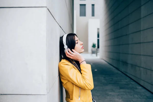 Mujer inclinada pared escuchar música —  Fotos de Stock