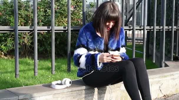 Γυναίκα στην πόλη χρησιμοποιώντας smartphone — Αρχείο Βίντεο