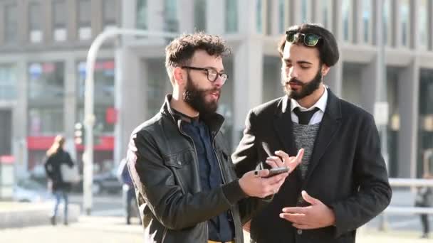 Empresários conversando uns com os outros com smartphone — Vídeo de Stock