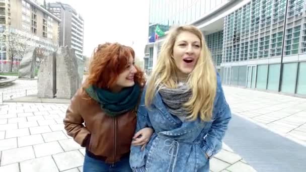Друзья женщины прогуливаются под открытым небом — стоковое видео