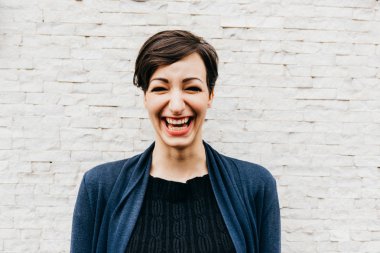 Şehirde açık poz kadın