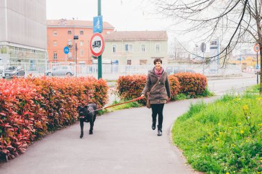 Köpeğiyle gezen kadın. 