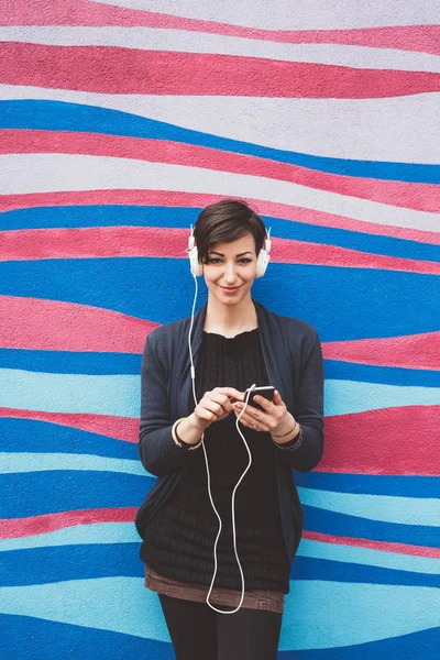 Woman leaning against a wall — Stock Photo, Image