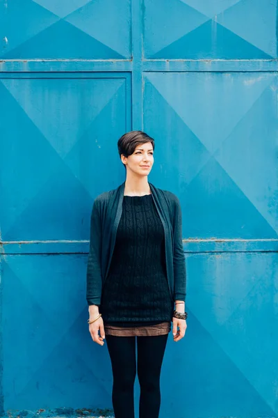 Woman posing outdoor in the city — Stock Photo, Image