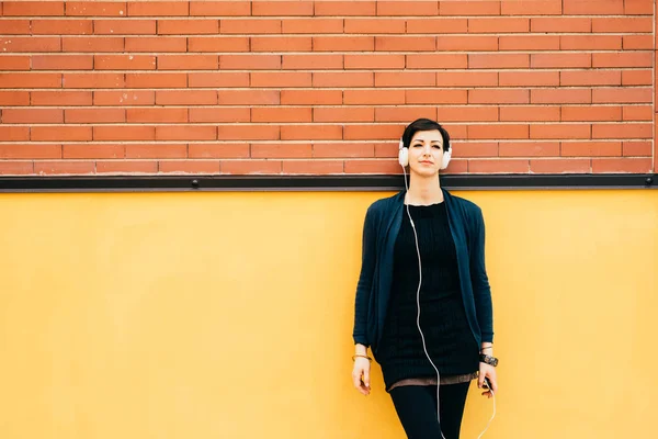 Mujer escuchando música —  Fotos de Stock