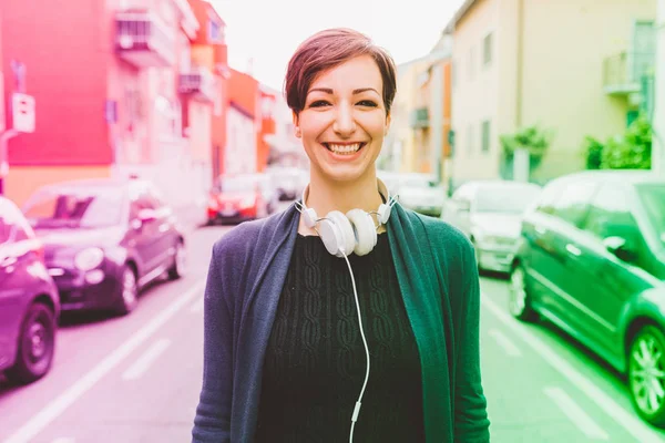 Mulher posando ao ar livre na cidade — Fotografia de Stock