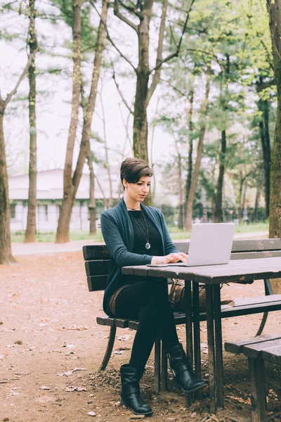 Frau benutzt Computer — Stockfoto