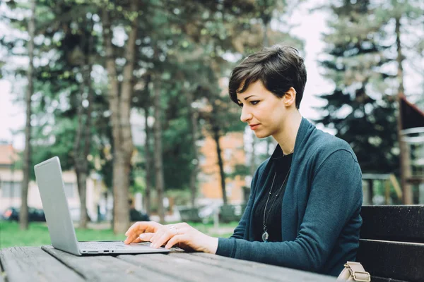 Frau benutzt Computer — Stockfoto