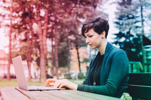 Vrouw met behulp van computer — Stockfoto