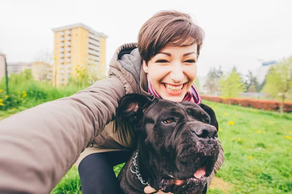 Mulher no parque tomando selfie com cão — Fotografia de Stock