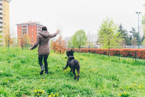 Park'ta açık oynayan kadın — Stok fotoğraf