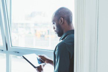 işadamı pencere holding tablet yakınındaki