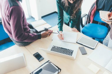 İş adamları birlikte çalışıyor. 