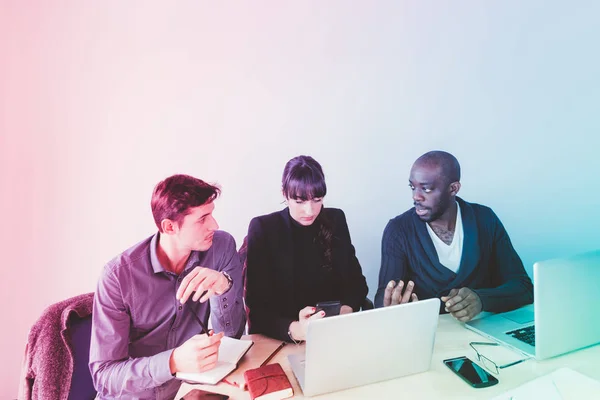 Multirassische Geschäftsleute arbeiten — Stockfoto